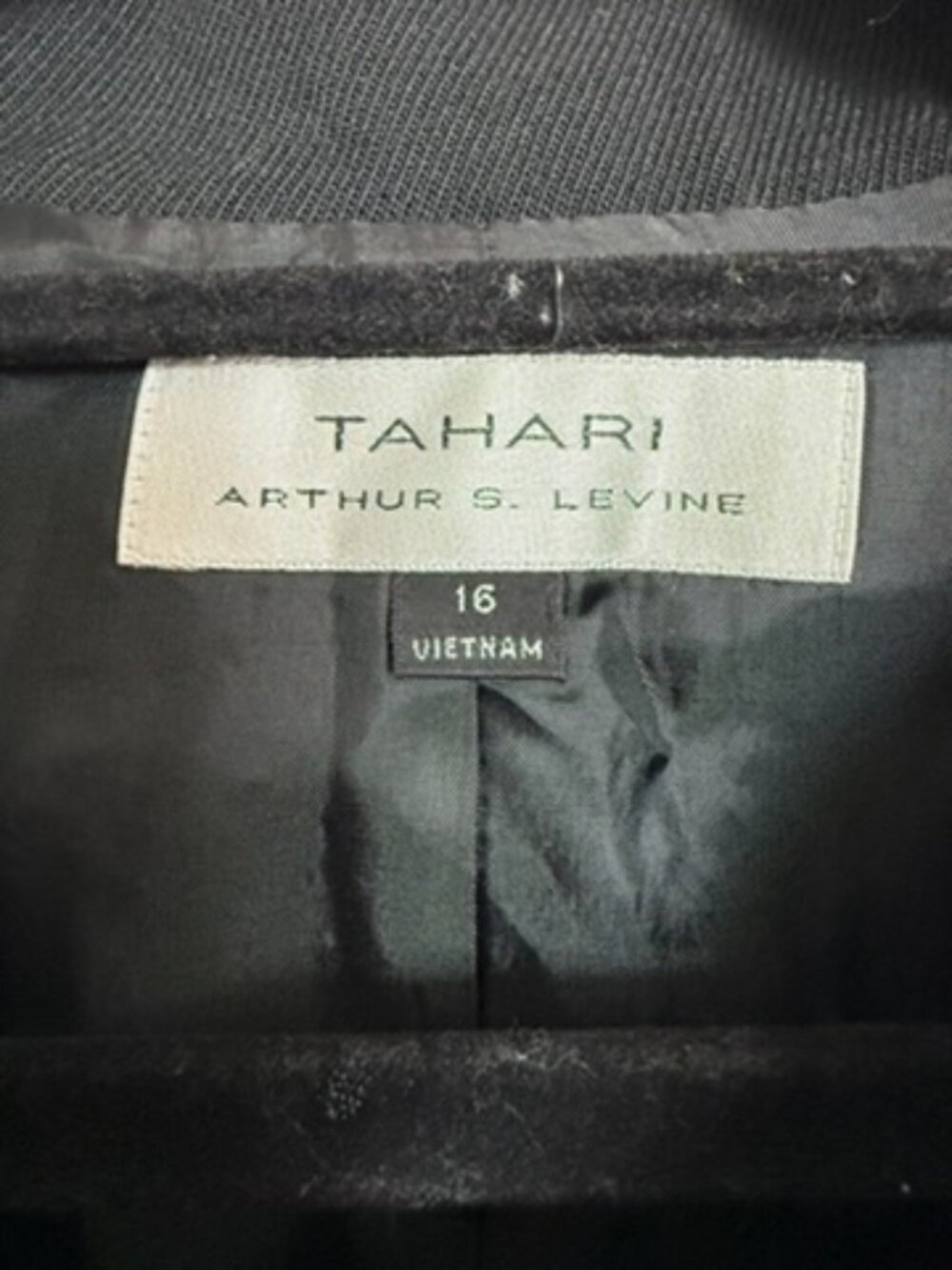 Woman Tahari Arthur S. Levine 2-piece Black Pant Suit - Size 16. - Picture 12 of 12